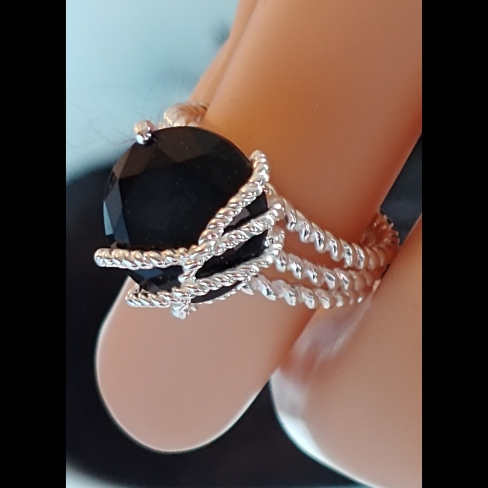 NWOT BLACK STONE SILVER RING